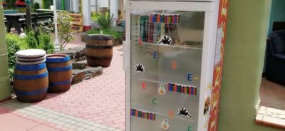 Bücherschrank im Biergarten